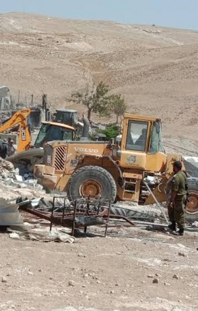 الاحتلال يهدم منازل ومنشآت للمواطنين في قرية جنبا بمسافر يطا