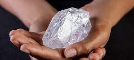 اكتشاف ماسة بيضاء بوزن يتجاوز ألف قيراط في بوتسوانا