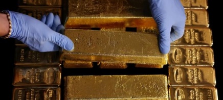 النفط يغلق على تراجع بعد أكبر خسارة سنوية منذ 2020