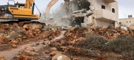 الاحتلال يهدم ثلاثة منازل مأهولة في تجمع قرى غرب يطا جنوب الخليل