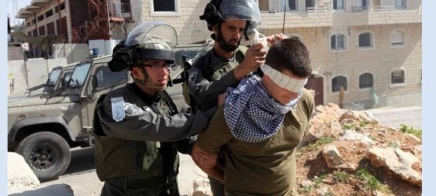 الاحتلال ينكل بشابين خلال اعتقالهم والتحقيق معهم