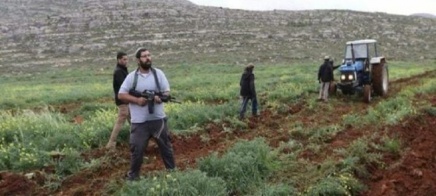 بهدف الاستيلاء عليها: مستعمرون يشرعون بتسييج أراضٍ في تقوع جنوب شرق بيت لحم