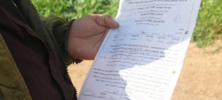 الاحتلال يُخطر بوقف البناء في منازل ومنشآت بعزبة الطبيب شرق قلقيلية