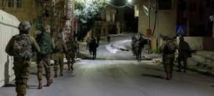 الاحتلال يلاحق عمالا شرق بيت لحم