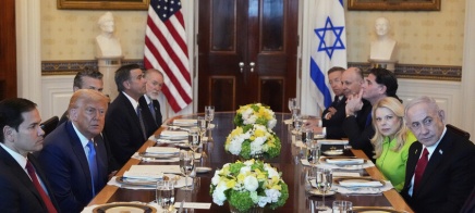 احتمال هجوم أمريكي تتصاعد: إسرائيل تسلم ويتكوف معلومات حساسة عن إيران