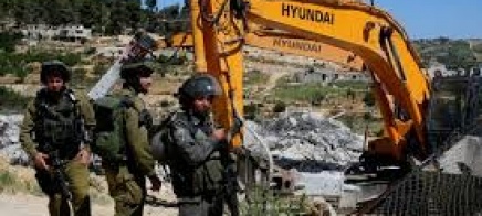 قوات الاحتلال تشرع بهدم منشآت في الأغوار الشمالية