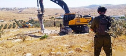 قوات الاحتلال تهدم بركة مياه وغرفة زراعية شمال بيت أمر