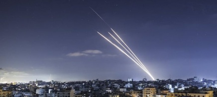 220 صاروخا من لبنان تضرب قلب إسرائيل… ونتنياهو يبحث توسيع المنطقة العازلة