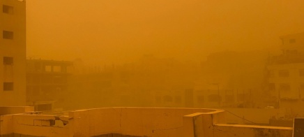 عاصفة رملية تضرب قطاع غزة وتُفاقم مأساة النازحين