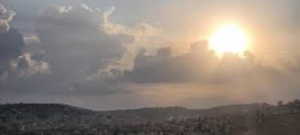 حالة الطقس: أجواء مغبرة ولا يطرأ تغير على درجات الحرارة