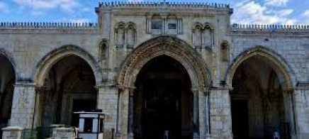 الاحتلال يواصل إغلاق المسجد الأقصى وكنيسة القيامة لليوم الـ37