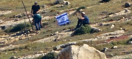 تمهيدا للاستيلاء على مزيد من الأراضي: مستعمرون ينصبون برج اتصالات في أراضي كيسان شرق بيت لحم