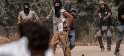 مستعمرون يحرقون حظيرة أغنام وفرن طابون ويصيبون صاحبها بحروق جنوب الخليل