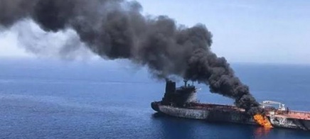 هيئة بحرية: اصابة ناقلة نفط بمقذوفات صاروخية خارج مضيق هرمز