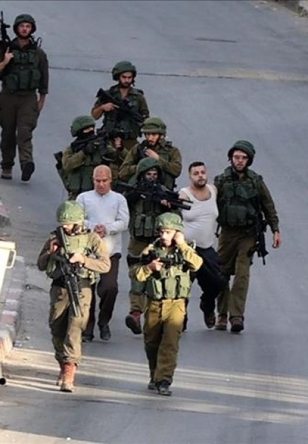 الاحتلال يعتقل 30 مواطنا من عدة مناطق بالضفة