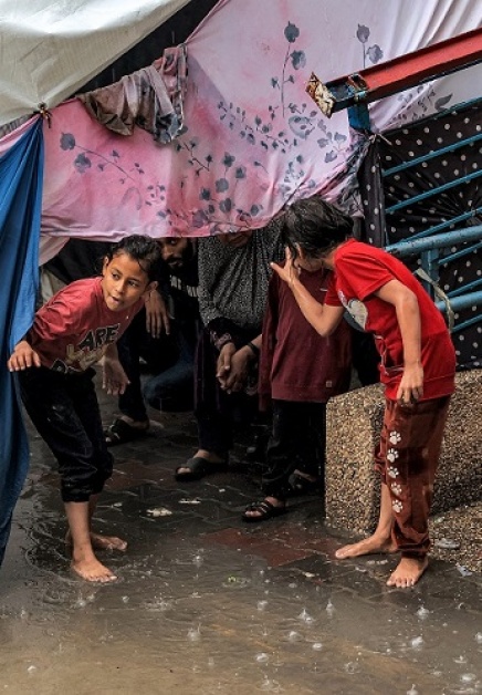 مع اقتراب فصل الشتاء.. ظروف قاسية تنتظر النازحين في غزة