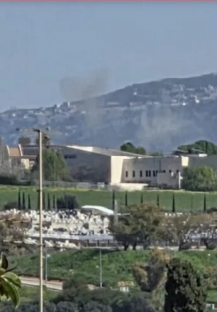 إصابة منزل بشكل مباشر: حزب الله يطلق رشقة صاروخية على الجليل