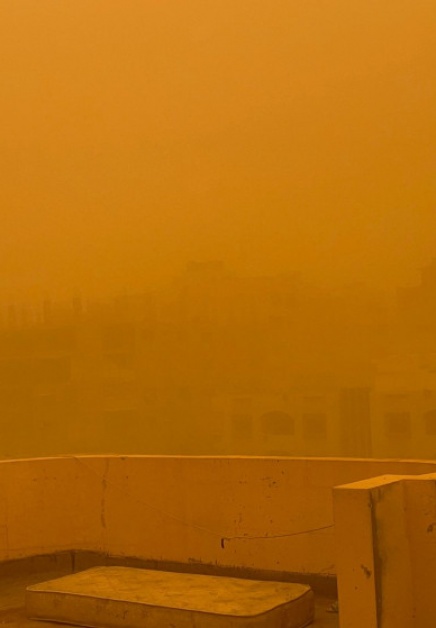 عاصفة رملية تضرب قطاع غزة وتُفاقم مأساة النازحين