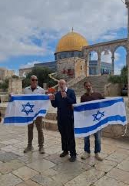 مستوطنون يقتحمون الأقصى ويرفعون علم الاحتلال في باحاته