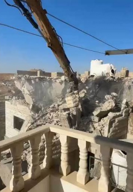 الاحتلال يخطر بهدم منزل وبركس في زعترة شرق بيت لحم