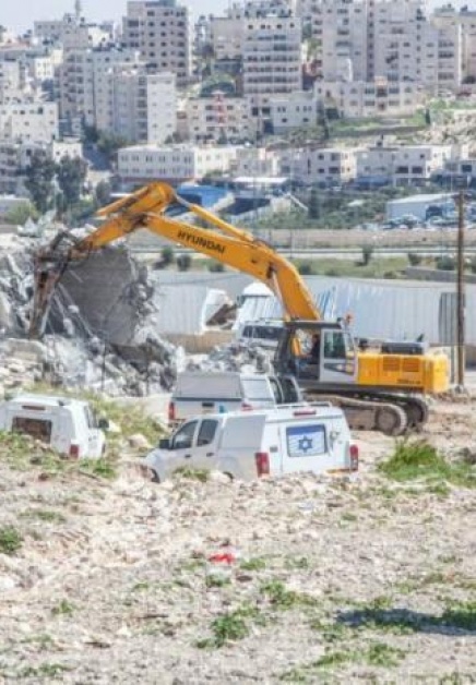 الاحتلال يهدم إسطبلًا في بلدة الرام شمال القدس