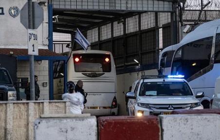 قانون جديد يمنح السجانين الإسرائيليين صلاحيات واسعة خارج السجون