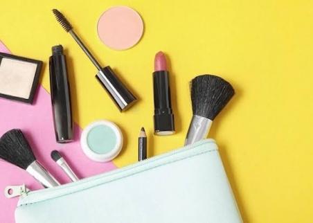 أدوات مكياج أساسية لا يجب أن تخلو منها حقيبتك