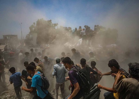 شهداء ومصابون جراء إطلاق الاحتلال النار على منتظري المساعدات شمال رفح