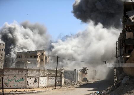 الاحتلال يواصل خرق اتفاق وقف إطلاق النار ويكثف عمليات نسف المنازل شرق مدينة غزة وخان يونس