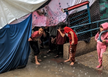 مع اقتراب فصل الشتاء.. ظروف قاسية تنتظر النازحين في غزة