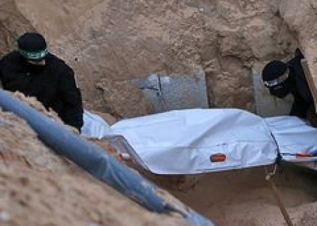 العثور على جثة يُشتبه بأنها تعود لشاب جرفته السيول جنوب الخليل