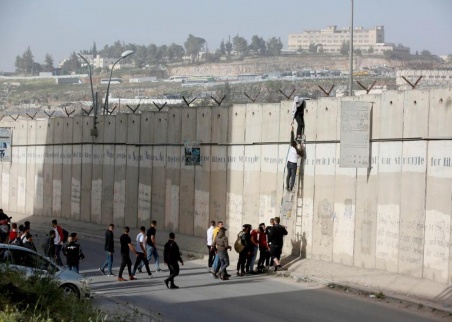 إصابة مواطن برصاص الاحتلال قرب جدار الفصل العنصري في الرام