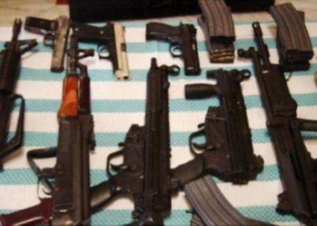 لائحة اتهام ضد ثلاثة من النقب بتهمة تهريب أسلحة من الأردن