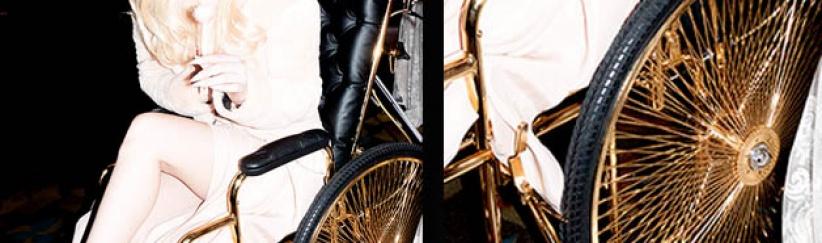 ليدي غاغا على كرسي متحرك مصنوع من الذهب