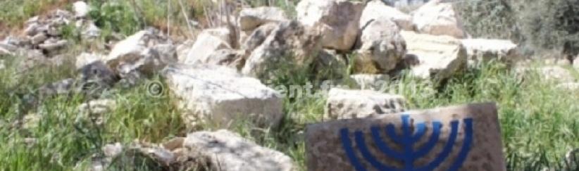 متطرفون يضعون شمعداناً إسرائيلياً على حجارة 