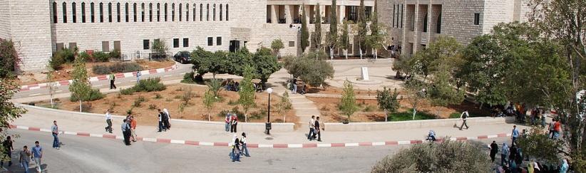 طلبة بيرزيت يطالبون ادارة الجامعة بالعدول عن قرار رفع الأقساط