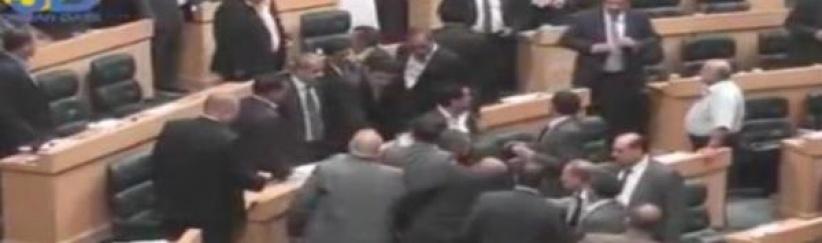بالفيديو : عراك بالأحذية والأحزمة في البرلمان الأردني يرفع الجلسة