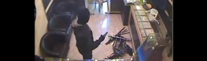 بالفيديو: عملية السطو المسلح على محل لبيع المجوهرات في بلدة عناتا