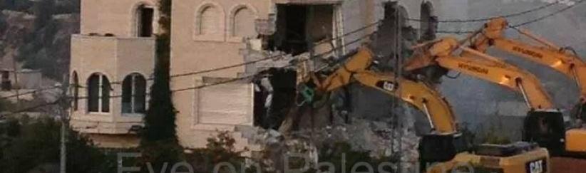 بالصور : جرافات الاحتلال تهدم منزلا في بيت حنينا شمال القدس