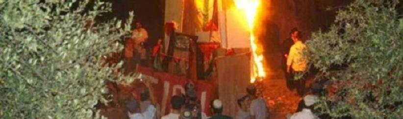 إسرائيليون يحرقون كوفيات فلسطينية أمام 