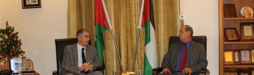 محافظ بيت لحم يستقبل القنصل الفرنسي لبحث الاستعدادات للاعياد المجيدة