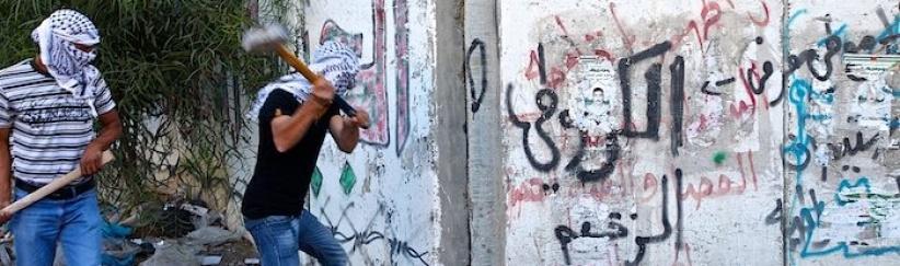 نشطاء يهدمون جزءا من الجدار في ساعات الليل بالقرب من بير نبالا