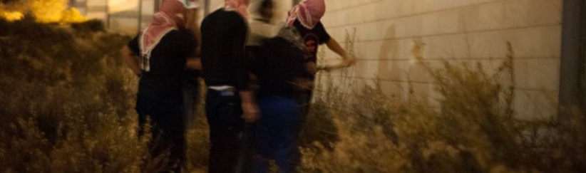 نشطاء يحدثون ثغرة في جدار الفصل العنصري بالخضر