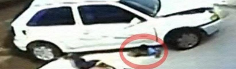 بالفيديو : الموت نفسه قد يستغرب نجاة هذا الطفل من أغرب حادث