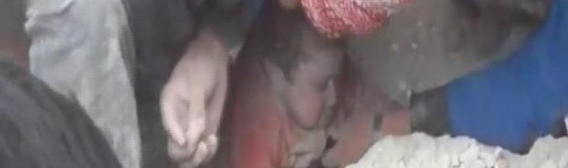 بالفيديو : طفلة سورية تخرج حية من تحت أنقاض مبنى سوي بالأرض