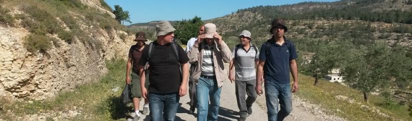 نشطاء:اسرائيل تخطط لاقامة جسر معلق في اراضي المخرور