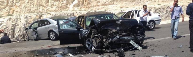 بالصور : حادث سير مروع على طريق واد النار