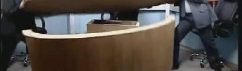 بالفيديو: مشاجرة حامية بين صحافيين مباشرة على الهواء