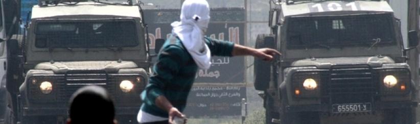 الحملة مستمرة بالخليل.. اعتقال 12 مواطنا وسرقة منزلين وجمعيات