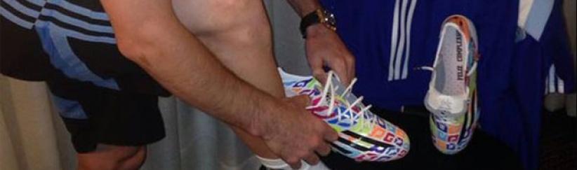 بمناسبة عيد ميلاده ميسي يرتدي حذاء غريبا